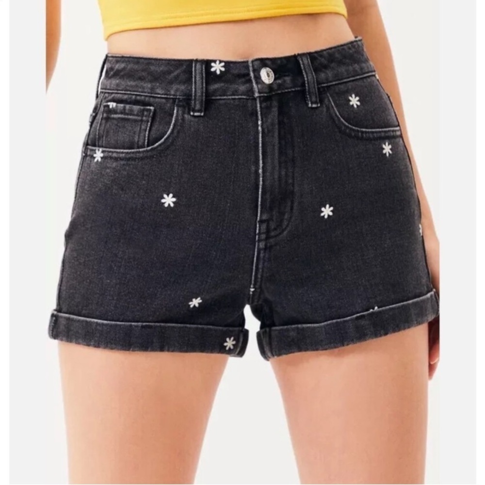 PacSun embroidered daisy mom shorts